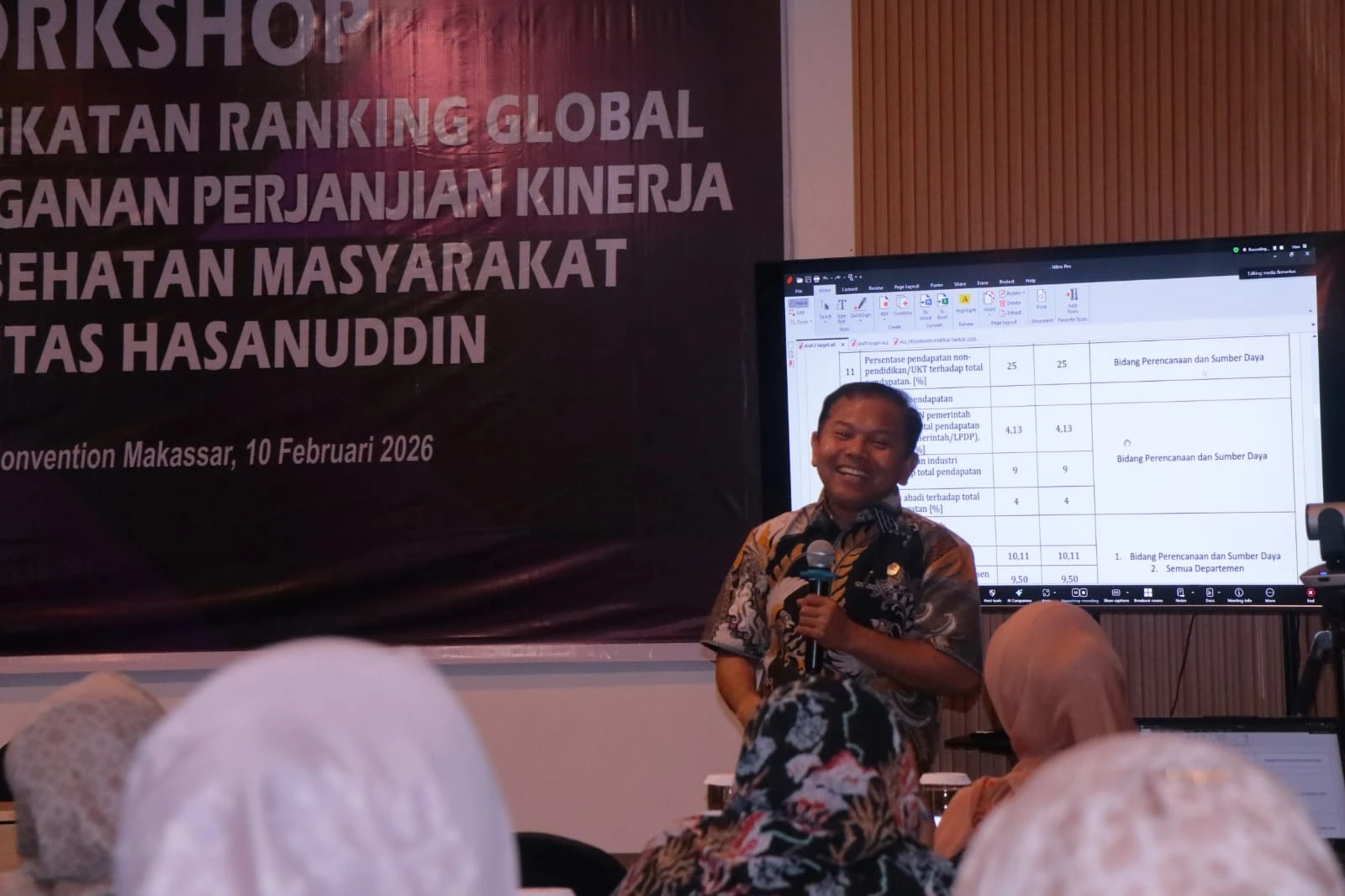 Dekan FKM Unhas, Prof. Sukri Palutturi, SKM, M.Kes., MSc.PH, PhD, memaparkan strategi pencapaian Indikator Kinerja Utama 2026 dalam Workshop Peningkatan Ranking Global dan Penandatanganan Perjanjian Kinerja FKM Universitas Hasanuddin, yang menegaskan komitmen penguatan publikasi Q1, kolaborasi internasional, dan reputasi akademik berbasis data, di Makassar, 10 Februari 2026.